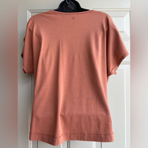 Lululemon Women’s Short Sleeve Tee Size 2 - Picture 2 of 11
